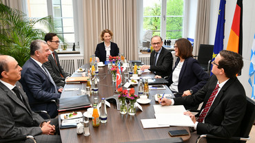 Landtagspräsidentin Ilse Aigner und Botschafter Ahmet Başar Şen bei ihrem rund einstündigen Austausch. 