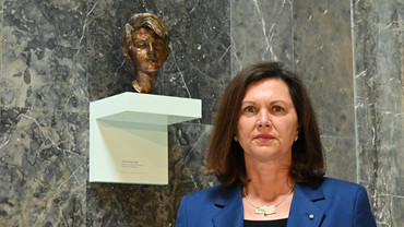 Landtagspräsidentin Ilse Aigner vor der Sophie-Scholl-Büste im Lichthof der LMU München
