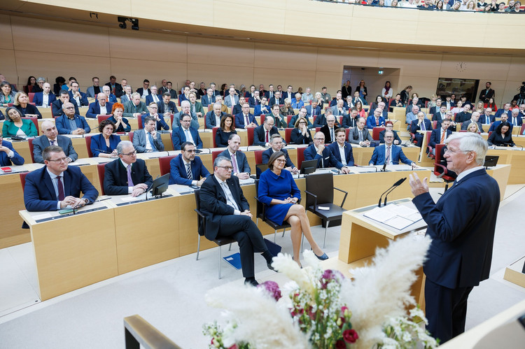 | Foto: Stefan Obermeier Landtagspräsidentin Ilse Aigner (CSU), Staatsminister Dr. Florian Herrmann (CSU) bei der Rede des BdV-Landesvorsitzenden Dr. h.c. Christian Knauer. Neben den Spitzen aller Landtagsfraktionen nahmen auch I. Landtagsvizepräsident Tobias Reiß (CSU), Alexander Hold (FREIE WÄHLER), Ludwig Hartmann (BÜNDNIS 90/DIE GRÜNEN) und Markus Rinderspacher (SPD) an dem Gedenkakt teil.