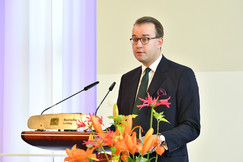 Anstelle des kürzlich verstorbenen langjährigen Vorsitzenden des Bayerischen Clubs, Prof. Albert Scharf, sprach in diesem Jahr erstmals Dr. Markus Christopher Müller von der Ludwig-Maximilians-Universität München die Laudationes.