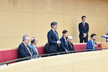 Zum Schluss des Besuchs verfolgte die Delegation auf der Ehrentribühne die Plenarsitzung.