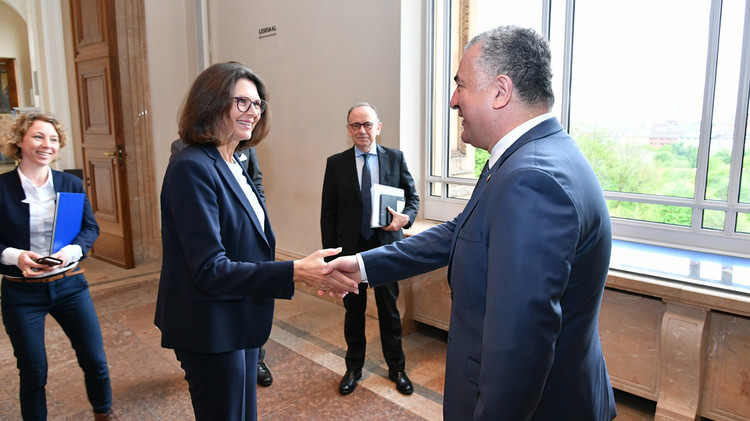 Landtagspräsidentin Ilse Aigner begrüßte den türkischen Botschafter im Maximilianeum. 