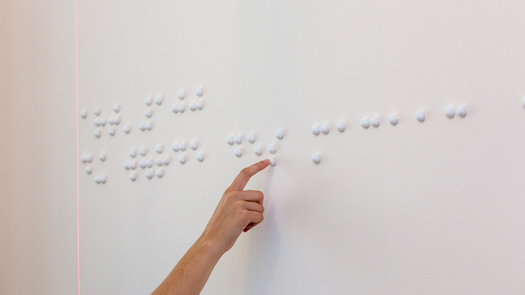 Darstellung von Artikeln der Bayerischen Verfassung in Brailleschrift