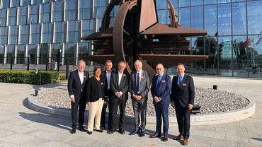 Bei der Führung durch das NATO-Hauptquartier: v.l. Vizepräsident Dr. Wolfgang Heubisch (FDP), Gülseren Demirel (BÜNDNIS 90/DIE GRÜNEN, Walter Taubeneder (CSU), Vizepräsident Thomas Gehring (BÜNDNIS 90/DIE GRÜNEN), I. Vizepräsident Karl Freller (CSU), Landtagsdirektor Peter Worm und Abteilungsleiter Matthias Alert