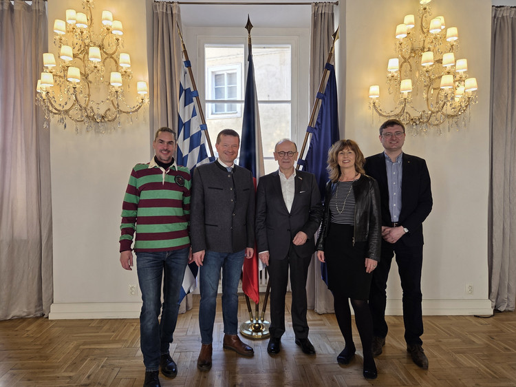 Die Mitglieder der Auswahlkommission für das Bayerische Parlamentspraktikum (v.l.): PhDr. Dipl.-Pol. Martin Jeřábek Ph.D., Lehrstuhlinhaber für Internationale Beziehungen an der Karlsuniversität, an der Karlsuniversität, Martin Kastler, Leiter der Repräsentanz des Freistaats Bayern in der Tschechischen Republik, Landtagsdirektor Peter Worm, Stefanie Seeser, Persönliche Referentin des Landtagsdirektors und Christoph Mauerer, M.A., vom Institut für Translatologie 