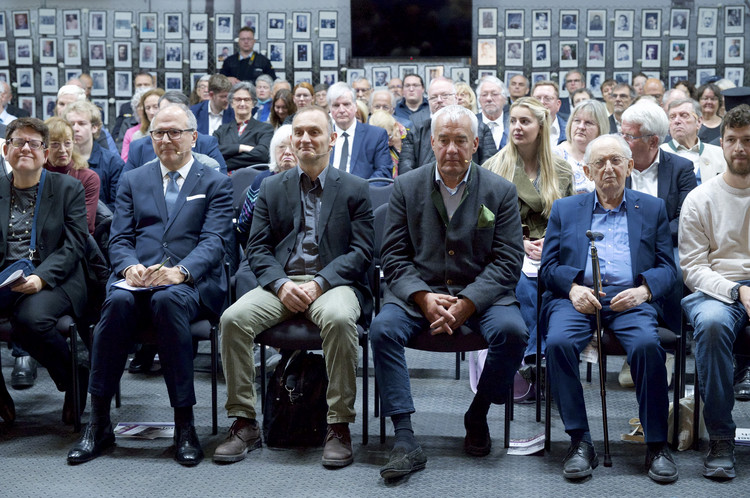 Neben Landtagsvizepräsident Alexander Hold (FREIE WÄHLER) nahmen an der Veranstaltung auch der Holocaust-Überlebende Abba Naor sowie Dr. Ludwig Spaenle, Beauftragter für jüdisches Leben und gegen Antisemitismus, für Erinnerungsarbeit und geschichtliches Erbe der Bayerischen Staatsregierung teil.