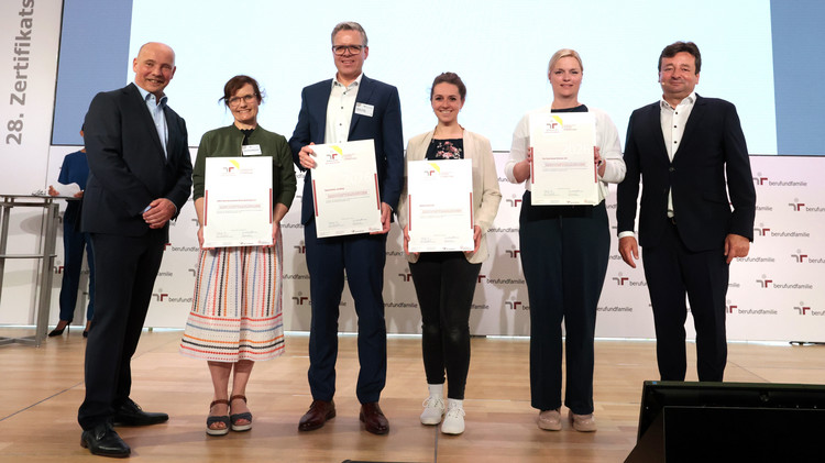 Martin Lucke (3. v. l.), Leiter des Referats Personalmanagement, nahm das Zertifikat bei einer Feierstunde in Berlin entgegen.
