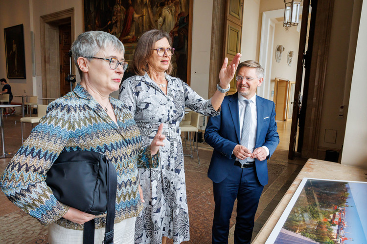 Bevor es für die Botschafterin zum Gespräch in den Europaausschuss ging, wurde Maeve Collins von Landtagspräsidentin Ilse Aigner (CSU) und dem I. Vizepräsidenten Tobias Reiß (CSU) begrüßt und durch die historischen Räume des Maximilianeums geführt.