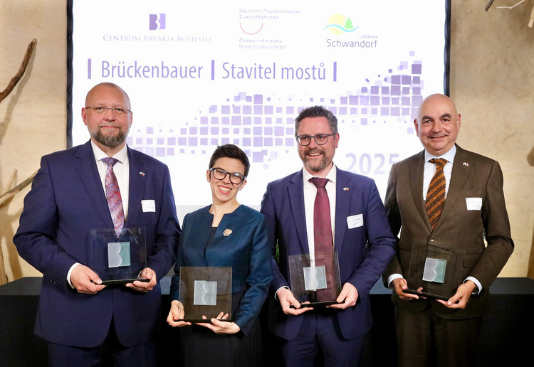 Die neuen Träger des Preises "Brückenbauer| Stavitel mostů": Vizepräsident Jan Bartošek und Vizepräsidentin Olga Richterová sowie Dr. Gerhard Hopp (CSU) und Jürgen Mistol (BÜNDNIS 90/DIE GRÜNEN)