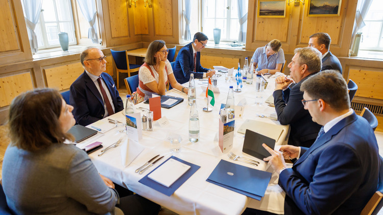 Rund eine Stunde dauerte das Arbeitsgespräch von Landtagspräsidentin Ilse Aigner (CSU) und Botschafter Dr. Péter Györkös.