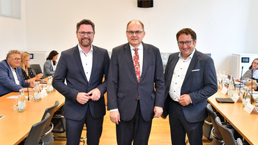 Von Links: Stv. Vorsitzender des Europaausschusses Dr. Gerhard Hopp (CSU), der Hohe Repräsentant für Bosnien-Herzegowina Christian Schmidt und der Ausschussvorsitzende Tobias Gotthardt (FREIE WÄHLER) 