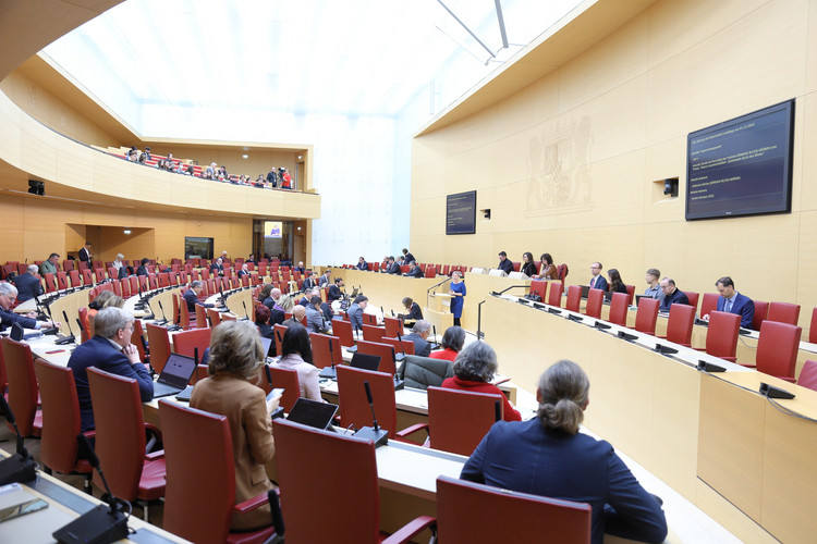 Aktuelle Stunde im Plenum am 1. Dezember 2022 zum Thema "Bayern zusammenhalten – gemeinsam durch den Winter"