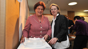 Bild: Landtagspräsidentin Barbara Stamm und die Architektin Hilde Léon mit dem Siegermodell vom zukünftigen Erweiterungsbau Nord im Nordhof des Maximilianeums. - Copyright: Bildarchiv Bayerischer Landtag - Foto: Rolf Poss