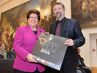 Das erste Exemplar vom Wandkalender Pressefoto Bayern 2013 überreichte Michael Busch, 1. Vorsitzender des Bayerischen Journalisten-Verbandes e.V. an Landtagspräsidentin Barbara Stamm. Der Kalender ist über den BJV zu beziehen. | Foto: Rolf Poss