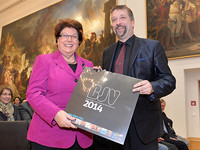 Das erste Exemplar vom Wandkalender Pressefoto Bayern 2013 überreichte Michael Busch, 1. Vorsitzender des Bayerischen Journalisten-Verbandes e.V. an Landtagspräsidentin Barbara Stamm. Der Kalender ist über den BJV zu beziehen. | Foto: Rolf Poss