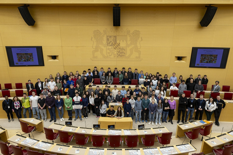 Schülerinnen und Schüler aus ganz Bayern beim Großplanspiel "Der Landtag sind wir!"