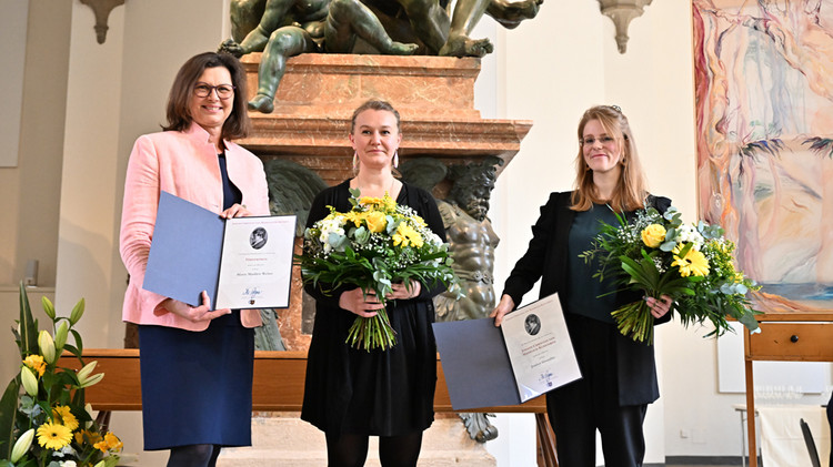 Von links: Landtagspräsidentin Ilse Aigner mit den neuen Preisträgerinnen Marie Madlen Weber (Förderpreis) und Jessica Grundler (Hauptpreis) 