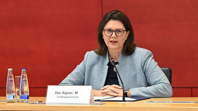 Landtagspräsidentin Ilse Aigner während der Pressekonferenz zur Vorstellung des Lobbyregisters des Bayerischen Landtags
