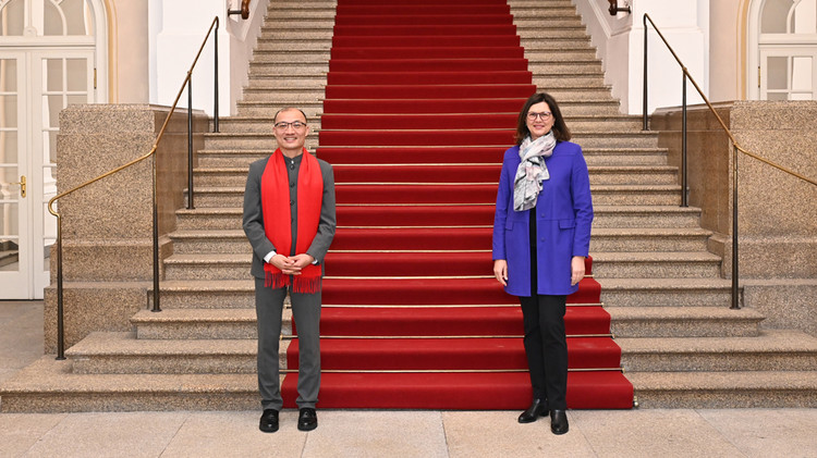 Landtagspräsidentin Ilse Aigner und Generalkonsul TONG Defa in der Friedrich-Bürklein-Halle des Maximilianeums 