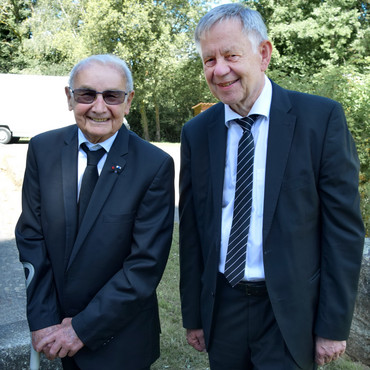 I. Landtagsvizepräsident Karl Freller mit Robert Hébras, einer der wenigen Überlebenden, mit dem er seit 2008 in Kontakt steht