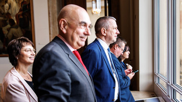 Stv. Ausschussvorsitzende Ulrike Müller (FW) und Parl. Geschäftsführer und Koordinator Jürgen Mistol (BÜNDNIS 90/DIE GRÜNEN) genießen mit den Gästen aus Tschechien den Blick aus dem Panoramafenster im Steinernen Saal. 