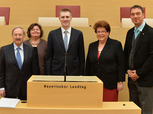 Bild: Gruppenfoto im Plenum: (von links) Vizepräsident Reinhold Bocklet, MdL Christine Kamm, Montenegros Vizepremier Igor Lukšić, Landtagspräsidentin Barbara Stamm und Linus Förster, stellvertretender Vorsitzender des Europaausschusses. | Foto: Rolf Poss