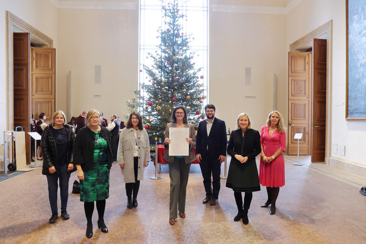 Mitglieder der Kinderkommission mit Landtagspräsidentin Ilse Aigner. | Bildarchiv Bayerischer Landtag