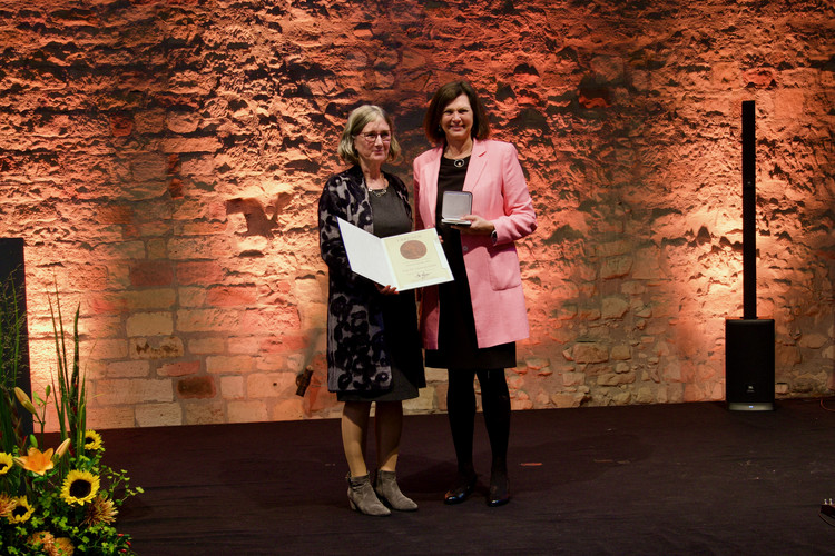 Landtagspräsidentin Ilse Aigner bei der Verleihung der Hofenfels-Medaille an die Historikerin Dr. Charlotte Glück.