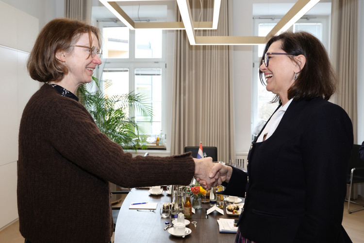 Generalkonsulin Annelies Faro (links) und Landtagspräsidentin Ilse Aigner