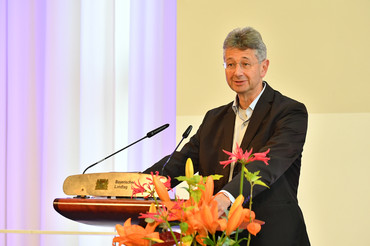 Auch Kultusminister Prof. Dr. Michael Piazolo gratulierte den neuen Preisträgerinnen und Preisträgern des Bayerischen Clubs.