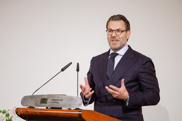 Laut HfP-Rektor, Professor Dr. Urs Gasser, müssten TUM und HfP den Weg der Demokratie mitgestalten. |