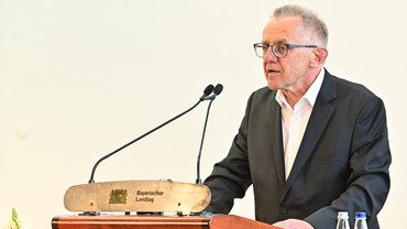 Landtagsvizepräsident Thomas Gehring betonte die Bedeutung der Erinnerung an die Geschichte, speziell an Verfolgung und Völkermord im Nationalsozialismus.