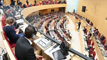 Das Plenum des Bayerischen Landtags während der 3. Regierungserklärung von Ministerpräsident Dr. Markus Söder zur Corona-Pandemie 