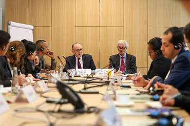 Landtagsdirektor Peter Worm stellte sich den Fragen der angehenden Diplomatinnen und Diplomaten. 