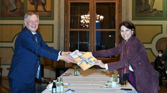 Äußeres Zeichen einer tiefen freundschaftlichen Verbundenheit zwischen Bayern und Österreich: Geschenkübergabe zwischen Bundesministerin Edtstadler und Vizepräsident Freller