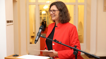 Landtagspräsidentin Ilse Aigner bei ihren Begrüßungsworten zur Einweihung des neuen Kunstwerks