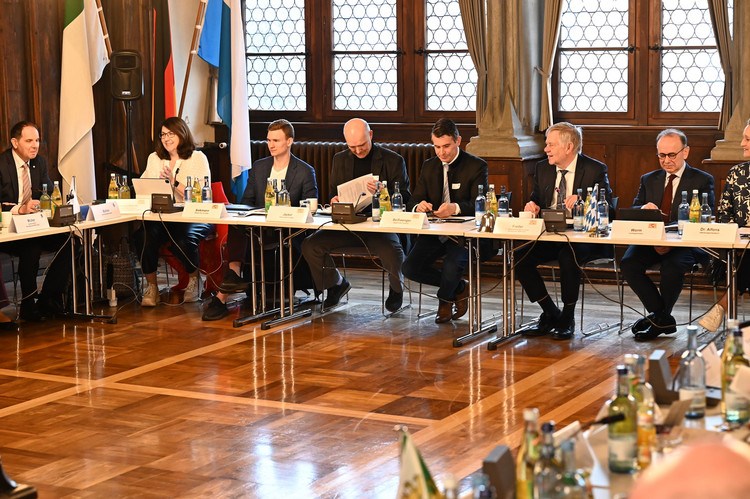 I. Landtagsvizepräsident Karl Freller (CSU, 2.v.r.) leitete als Vorsitzender die 59. Internationale Parlamentarische Bodenseekonferenz, rechts neben ihm Landtagsdirektor Peter Worm, links die MdL Eric Beißwenger (CSU), Andreas Jäckel (CSU), Florian Siekmann (BÜNDNIS 90/DIE GRÜNEN) und Tanja Schorer-Dremel (CSU) 