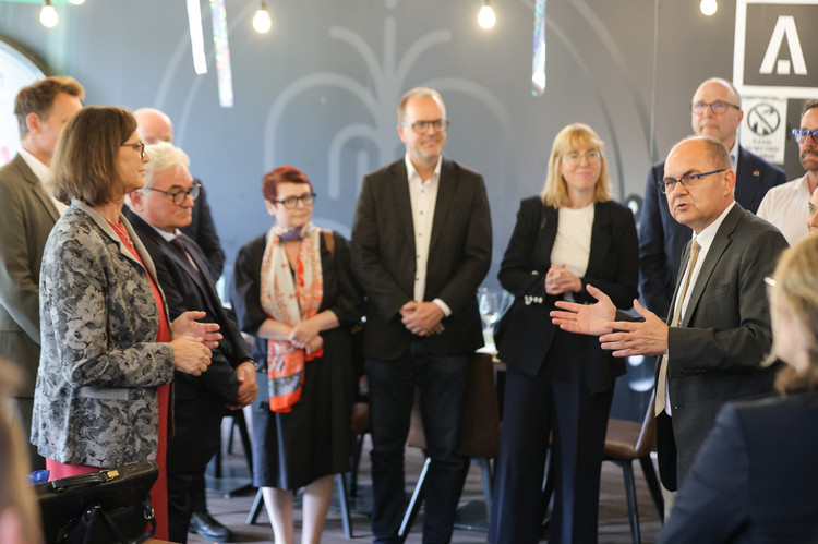 Christian Schmidt informierte die Delegation über die aktuelle politische Lage in Bosnien und Herzegowina. 