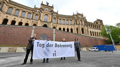  Landtagspräsidentin Ilse Aigner, I. Vizepräsident Karl Freller sowie die Initiatoren des Projektes und Künstler Wolfram Kastner und Michael Wladarsch | Bildarchiv Bayerischer Landtag