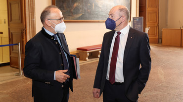 Landtagsdirektor Peter Worm führte den Gast aus Oberösterreich durch die historischen Räume des Maximilianeums.