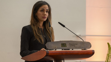 Bestsellerautorin und Führungskraft bei Microsoft Annahita Esmailzadeh würdigte die Gewinner des 1. Preises. 
