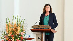 Landtagspräsidentin Ilse Aigner bei ihrer Rede während der Verleihung des Abiturpreises Politik und Gesellschaft
