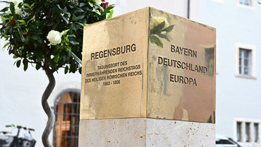 Das Gedenkobjekt macht künftig auf die besondere Bedeutung Regensburgs für die bayerische Demokratiegeschichte aufmerksam.