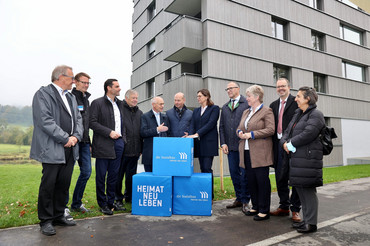 Mitglieder des Landtagspräsidiums am Holz-Hochhaus in Thingers bei Kempten.