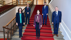 Landtagspräsidentin Ilse Aigner und die österreichische Bundesministerin Karoline Edtstadler bei ihrem Besuch im Maximilianeum