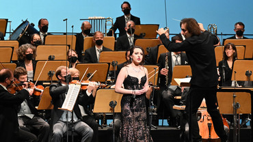 Das Bayerische Staatsorchster unter der Leitung des Dirigenten Yoel Gamzou und die Sopranistin Emily Pogorelc übernahmen die musikalische Gestaltung der Feierstunde.