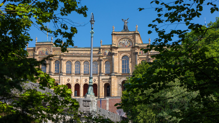 Maximilianeum im Sommer von der Isar aus gesehen 