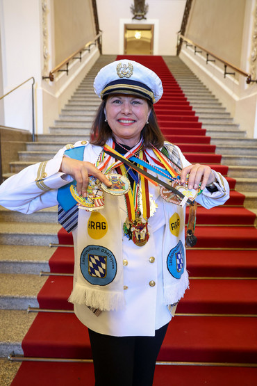Landtagspräsidentin Ilse Aigner erhielt zahlreiche Orden, darunter den BDK Verdienstorden in Gold mit Brillianten sowie den Narhalla-Orden am Band. 