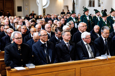 | Foto: Matthias Balk Zahlreiche Persönlichkeiten aus Politik und Gesellschaft erwiesen dem ehemaligen I. Landtagsvizepräsidenten die letzte Ehre, u.a. der I. Landtagsvizepräsident Tobias Reiß (CSU), Landtagsvizepräsident Alexander Hold (FREIE WÄHLER), der Vorsitzende der FREIE WÄHLER-Landtagsfraktion Florian Streibl, sowie der Politikwissenschaftler und langjährige Direktor der Akademie für Politische Bildung in Tutzing, Prof. Heinrich Oberreuter.