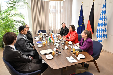 Rund eine Stunde sprachen Aigner und Wadiyar unter anderem über die demografische Entwicklung in Bayern und Karnataka sowie die Startup-Szene in den beiden Staaten.